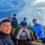 Sejumlah pendaki berfoto di puncak gunung halau halau sebelum resmi ditutup sejak 1 mei 2026 demi menghormati leluhur menjaga hutan adat dan melestarikan lingkungan dok denny susantopena hijau